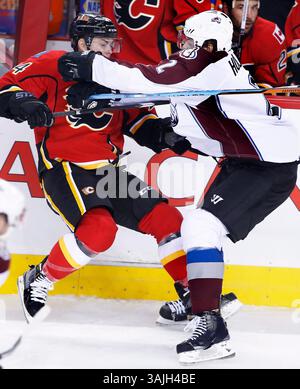 23 mars 2015 - Calgary, Alberta, Canada - Jiri Hudler des Flames de Calgary, à gauche, de la République tchèque, est frappé par Nick Holden de l'Avalanche du Colorado lors d'une deuxième partie de la LNH à Calgary. (Crédit image : © Larry MacDougal via ZUMA Wire) Banque D'Images
