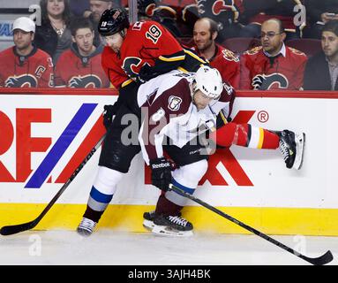 23 mars 2015 - Calgary, Alberta, Canada - David Jones, haut des Flames de Calgary, est vérifié le long des planches par Jan Hejda, de l'Avalanche du Colorado, de la République tchèque, lors de la première période d'action dans la LNH à Calgary, lundi, mars . (Crédit image : © Larry MacDougal via ZUMA Wire) Banque D'Images