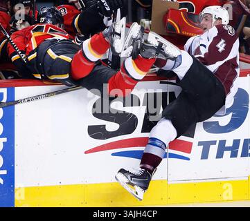 23 mars 2015 - Calgary, Alberta, Canada - le lance Bouma des Flames de Calgary, à gauche, entre sur le banc de Calgary après avoir heurté Tyson Barrie de l'Avalanche du Colorado au cours de la deuxième période d'action dans la LNH à Calgary, lundi, mars . (Crédit image : © Larry MacDougal via ZUMA Wire) Banque D'Images