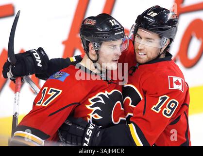 23 mars 2015 - Calgary, Alberta, Canada - lance Bouma des Flames de Calgary, à gauche, célèbre son but gagnant contre l'Avalanche du Colorado avec David Jones lors de la troisième période de la LNH à Calgary. (Crédit image : © Larry MacDougal via ZUMA Wire) Banque D'Images