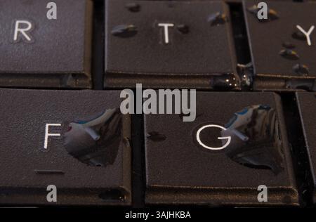 Gouttes d'eau sur le clavier de l'ordinateur Banque D'Images