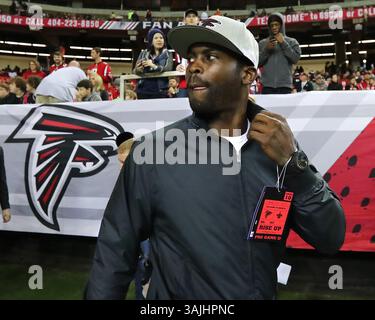 1er janvier 2017 - Atlanta, GA, États-Unis - Michael Vick, ancien quarterback des Falcons d'Atlanta sur la touche avant que les Falcons ne jouent contre les Saints de la Nouvelle-Orléans le dimanche 1er janvier 2017, au Georgia Dome d'Atlanta. Vick est l'un des stagiaires entraîneurs des Chiefs cette saison. (Crédit image : © Curtis Compton/TNS via ZUMA Wire) Banque D'Images