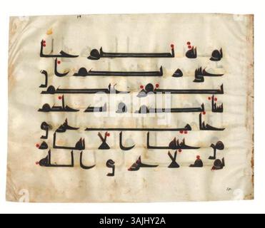 Ce folio du IXe siècle, qui fait partie du manuscrit du Coran volé du musée Pars, a été vendu aux enchères chez Christie's en 2020. Banque D'Images