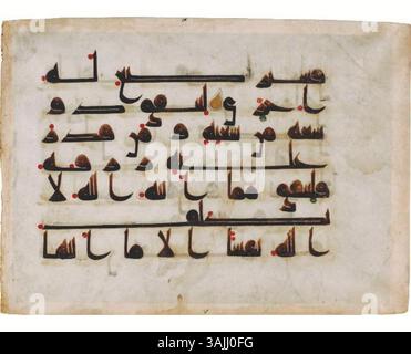 Ce folio du IXe siècle, qui fait partie du manuscrit du Coran volé au Pars Museum, a été vendu chez Sotheby's en 2017. Banque D'Images