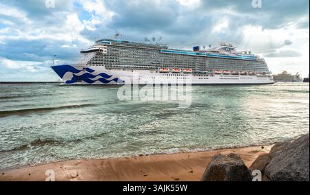 Fort Lauderdale, Floride, États-Unis - 16 novembre 2024 : bateau de croisière Enchanted Princess quittant Port Everglades à Fort Lauderdale Banque D'Images