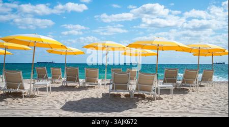 Chaises de plage et parasols avec vue sur la mer sur Fort Lauderale Beach, Floride. Banque D'Images