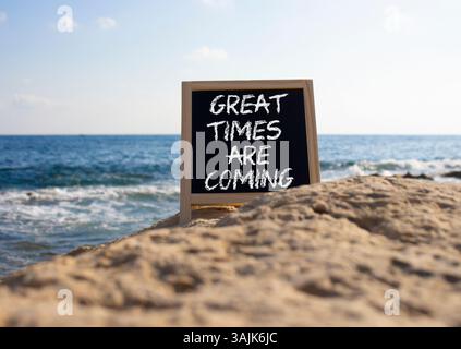 Les grands moments arrivent symbole. Mots conceptuels les grands moments arrivent sur le tableau noir de craie. Beau fond de mer. Les affaires et les bons moments arrivent Banque D'Images