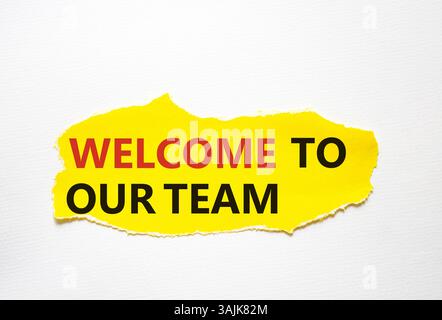 Bienvenue dans notre symbole d'équipe. Concepts mots Bienvenue dans notre équipe sur papier jaune déchiré. Beau fond blanc. Business et Bienvenue dans notre équipe conce Banque D'Images
