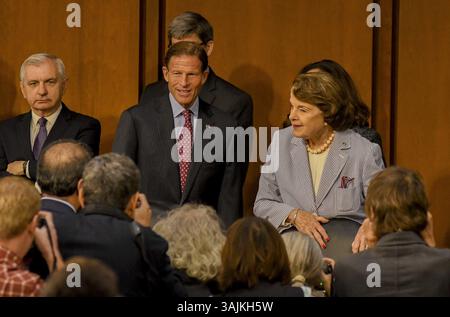8 juin 2017 - Washington, District of Columbia, États-Unis - les sénateurs gauche-droit Jack Reed (d-RI) Richard Blumenthal (d-CN) et Dianne Feinstein (d-CA) attendent aujourd'hui à Washington DC, le 8 juin 2017, pour accueillir l'ancien directeur du FBI James Comey, alors qu'il arrive dans la salle 216 de la salle d'audience du Sénat Hart pour son témoignage devant le Comité du renseignement du Sénat dans la salle 216. (Crédit image : © Mark Reinstein via ZUMA Wire) Banque D'Images