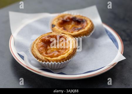 Gâteaux portugais traditionnels pastel de nata sur la table du restaurant Banque D'Images