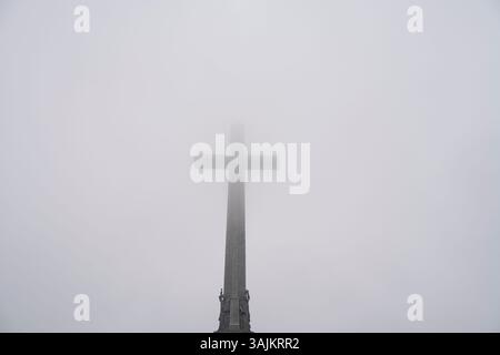 Majestueuse vallée des morts avec Croix enveloppée dans le brouillard Banque D'Images