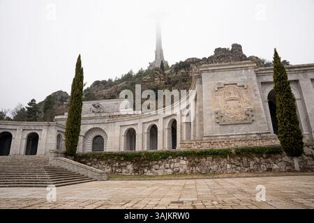 Majestueuse vallée des Fallen enveloppée de brume et de nuages Banque D'Images