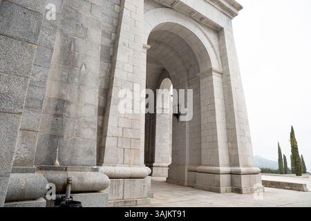 Majestueuse Valle de los Caídos dans Misty Sierra de Guadarrama, Espagne Banque D'Images