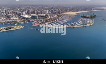 Une vue aérienne de long Beach révèle une ville côtière animée avec un port animé, l'emblématique Queen Mary, un front de mer pittoresque et un paysage urbain tentaculaire. Banque D'Images
