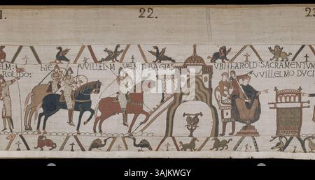 La scène 22 de la tapisserie de Bayeux présente d'autres moments de la conquête normande, représentant Guillaume le Conquérant et des personnages clés comme Harold Godwinson et Odo, comte de Kent, avec des broderies complexes. Banque D'Images