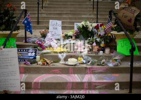 19 juillet 2017 - Minneapolis, MN, États-Unis - le mémorial pour Justine Damond devant l'église de la communauté spirituelle de Lake Harriet dans le sud de Minneapolis le mercredi 19 juillet 2017. (Crédit image : © Aaron Lavinsky/TNS via ZUMA Wire) Banque D'Images