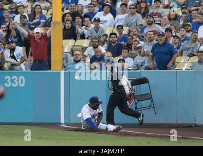 20 juillet 2017 - Los Angeles, Californie, U. S - Yasiel Puig #66 des Dodgers de Los Angeles est incapable d'obtenir un ballon pendant leur match avec les Braves d'Atlanta le jeudi 20 juillet 2017 au Dodger Stadium de Los Angeles, Californie. Dodgers perd contre Braves, 3-6. (Crédit image : © Prensa Internacional via ZUMA Wire) Banque D'Images
