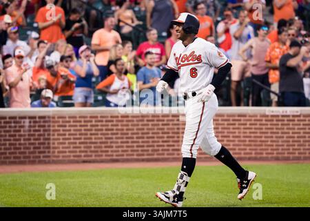 20 juillet 2017 : Jonathan Schoop (6 ans), deuxième joueur des Baltimore Orioles, célèbre après avoir frappé un homerun lors d'un match MLB entre les Texas Rangers et les Baltimore Orioles à Oriole Park à Camden Yards à Baltimore, Maryland. Scott Taetsch/CSM(image de crédit : &copy ; Scott Taetsch/CSM via ZUMA Wire) Banque D'Images