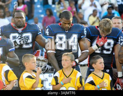 28 août 2010 - Orchard Park, NY, États-Unis d'Amérique - JAMES HARDY (84), receveur des Buffalo Bills Wide, incline la tête pendant l'hymne national alors que les Bills se préparent à affronter les Cincinnati Bengals au Ralph Wilson Stadium à Orchard Park, NY. (crédit image : © Michael Johnson via ZUMA Wire) Banque D'Images