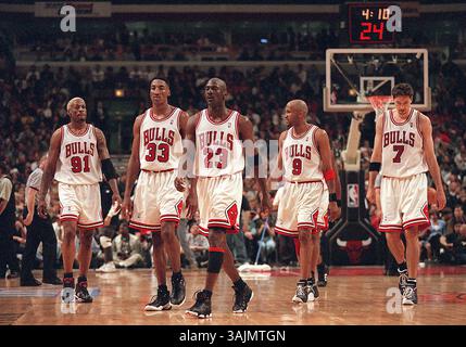 24 avril 1998 - Chicago, il, États-Unis - de gauche à droite, Dennis Rodman, Scottie Pippen, Michael Jordan, Ron Harper et Toni Kukoc ont fait partie des équipes des Bulls qui ont remporté trois titres consécutifs en NBA de 1996 à 1998. Jordan et Pippen étaient membres de la première équipe des « trois tourbillons », qui a remporté des titres de 1991 à 1993. (Crédit image : © Nuccio Dinuzzo/TNS via ZUMA Wire) Banque D'Images