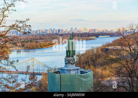 Kiev, Ukraine - 28 mars 2025 : vue grand angle du monument du Prince Vladimir à Kiev, Ukraine, surplombant la rivière Dnipro et la ville environnante Banque D'Images