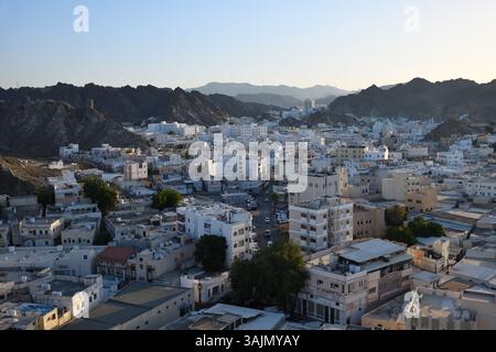 Muscat, Oman - 01 avril 2025 : vue sur le paysage urbain de Muscat depuis le fort de Mutrah. Sultanat d'Oman Banque D'Images