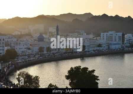 Muscat, Oman - 01 avril 2025 : vue de la corniche de Mutrah depuis le fort de Mutrah à Muscat. Sultanat d'Oman Banque D'Images