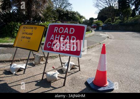 Chute récente de pierres (2025) sur Belgrave Road causant la fermeture de la route, Ventnor, Île de Wight, Angleterre Banque D'Images
