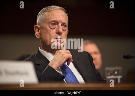 13 juin 2017 - Washington, DC, États-Unis d'Amérique - le secrétaire américain à la Défense Jim Mattis témoigne devant la Commission des services armés du Sénat américain sur l'exercice 2018 budget d'autorisation de la Défense nationale sur Capitol Hill, le 13 juin 2017 à Washington, DC. (Crédit image : © Amber Smith/Planet Pix via ZUMA Wire) Banque D'Images