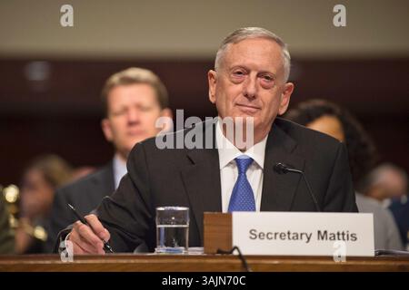 13 juin 2017 - Washington, DC, États-Unis d'Amérique - le secrétaire américain à la Défense Jim Mattis témoigne devant la Commission des services armés du Sénat américain sur l'exercice 2018 budget d'autorisation de la Défense nationale sur Capitol Hill, le 13 juin 2017 à Washington, DC. (Crédit image : © Amber Smith/Planet Pix via ZUMA Wire) Banque D'Images