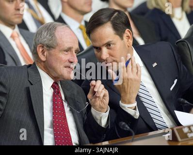 13 juin 2017 - Washington, District de Columbia, États-Unis d'Amérique - le sénateur américain Jim Rich (républicain de l'Idaho), à gauche, et le sénateur américain Marco Rubio (républicain de Floride) ont une discussion alors que le procureur général américain Jeff sessions témoigne devant le Comité spécial du Sénat américain sur le renseignement pour ''examiner certaines questions de renseignement relatives aux élections américaines de 2016''' au Capitol Hill à Washington, DC, mardi 13 juin 2017. Dans sa déclaration préparée, le procureur général sessions a déclaré que c'était un ''mensonge épouvantable et détestable'' de l'accuser de collusion avec la Russie Banque D'Images