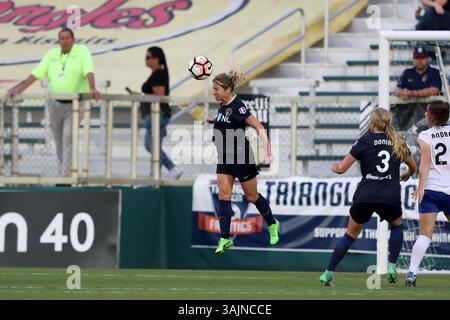 17 juin 2017 - Cary, Caroline du Nord, États-Unis - Cary, Caroline du Nord - samedi 17 juin 2017 : McCall Zerboni lors d'un match de la saison régulière de la Ligue nationale de soccer féminin (NWSL) entre le courage de Caroline du Nord et les Boston Breakers au stade Sahlenâ€™s du WakeMed Soccer Park. Le courage a remporté le match 3-1. (Crédit image : © Andy Mead/ISIPhotos via ZUMA Wire) Banque D'Images