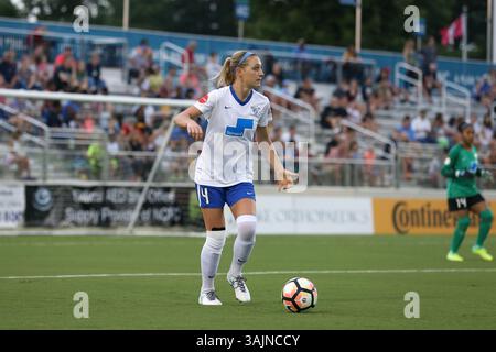 17 juin 2017 - Cary, Caroline du Nord, États-Unis - Cary, Caroline du Nord - samedi 17 juin 2017 : Megan Oyster lors d'un match de la saison régulière de la National Women's Soccer League (NWSL) entre le courage de Caroline du Nord et les Boston Breakers au stade Sahlenâ€™s du WakeMed Soccer Park. Le courage a remporté le match 3-1. (Crédit image : © Andy Mead/ISIPhotos via ZUMA Wire) Banque D'Images