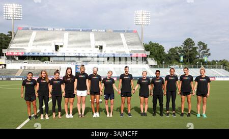 17 juin 2017 - Cary, Caroline du Nord, États-Unis - Cary, Caroline du Nord - samedi 17 juin 2017 : NC courage joueurs (de gauche à droite) Debinha, Meredith Speck, Samantha Witteman, Sabrina D'Angelo, Samantha Mewis, Darian Jenkins, McCall Zerboni, Abby Erceg, Kristen Hamilton, Taylor Smith, Lynn Williams, Stephanie Ochs et Abby Dahlkemper portent des tee-shirts Nike Equality BeTrue avant un match de la saison régulière de la National Women's Soccer League (NWSL) entre le courage de Caroline du Nord et les Boston Breakers au stade Sahlenâ€™s du WakeMed Soccer Park. Le courage a remporté le match 3-1. (Crédit image : © Andy Mead/I. Banque D'Images
