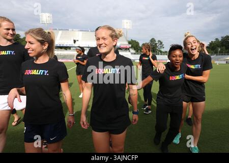 17 juin 2017 - Cary, Caroline du Nord, États-Unis - Cary, Caroline du Nord - samedi 17 juin 2017 : NC courage joueurs (de gauche à droite) Samantha Mewis, McCall Zerboni, Darian Jenkins, Kristen Hamilton, Lynn Williams, Taylor Smith et Abby Dahlkemper portent des tee-shirts Nike Equality BeTrue avant un match de la saison régulière de la National Women's Soccer League (NWSL) entre le courage de Caroline du Nord et les Boston Breakers au stade Sahlenâ€™s du WakeMed Soccer Park. Le courage a remporté le match 3-1. (Crédit image : © Andy Mead/ISIPhotos via ZUMA Wire) Banque D'Images