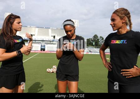 17 juin 2017 - Cary, Caroline du Nord, États-Unis - Cary, Caroline du Nord - samedi 17 juin 2017 : les joueuses de NC courage (de gauche à droite) Sabrina D'Angelo, Darian Jenkins et Lynn Williams portent des tee-shirts Nike Equality BeTrue avant un match de saison régulière de la National Women's Soccer League (NWSL) entre le courage de Caroline du Nord et les Boston Breakers au stade Sahlenâ€ ™ au WakeMed Soccer Park. Le courage a remporté le match 3-1. (Crédit image : © Andy Mead/ISIPhotos via ZUMA Wire) Banque D'Images