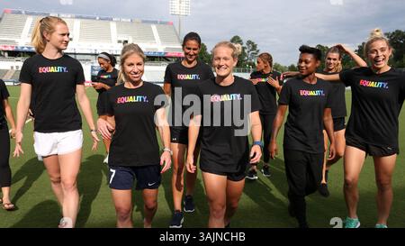 17 juin 2017 - Cary, Caroline du Nord, États-Unis - Cary, Caroline du Nord - samedi 17 juin 2017 : NC courage joueurs (de gauche à droite) Samantha Mewis, Darian Jenkins, McCall Zerboni, Abby Erceg, Kristen Hamilton, Lynn Williams, Taylor Smith, Stephanie Ochs et Abby Dahlkemper portent des tee-shirts Nike Equality BeTrue avant un match de la saison régulière de la National Women's Soccer League (NWSL) entre le courage de Caroline du Nord et les Boston Breakers au stade Sahlenâ€™s du WakeMed Soccer Park. Le courage a remporté le match 3-1. (Crédit image : © Andy Mead/ISIPhotos via ZUMA Wire) Banque D'Images