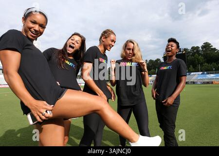 17 juin 2017 - Cary, Caroline du Nord, États-Unis - Cary, Caroline du Nord - samedi 17 juin 2017 : les joueuses de NC courage (de gauche à droite) Darian Jenkins, Sabrina D'Angelo, Lynn Williams, Meredith Speck et Taylor Smith portent des tee-shirts Nike Equality BeTrue avant un match de saison régulière de la National Women's Soccer League (NWSL) entre le courage de Caroline du Nord et les Boston Breakers au stade Sahlenâ€™s au WakeMed Soccer Park. Le courage a remporté le match 3-1. (Crédit image : © Andy Mead/ISIPhotos via ZUMA Wire) Banque D'Images