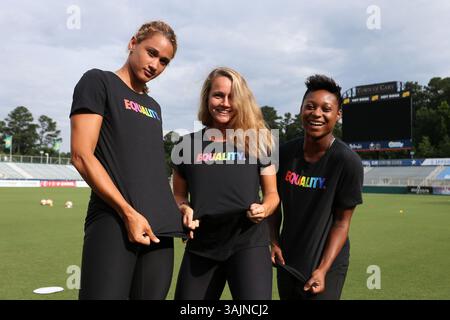 17 juin 2017 - Cary, Caroline du Nord, États-Unis - Cary, Caroline du Nord - samedi 17 juin 2017 : les joueuses de NC courage (de gauche à droite) Lynn Williams, Meredith Speck et Taylor Smith portent des tee-shirts Nike Equality BeTrue avant un match de saison régulière de la National Women's Soccer League (NWSL) entre le courage de Caroline du Nord et les Boston Breakers au stade Sahlenâ€™s du WakeMed Soccer Park. Le courage a remporté le match 3-1. (Crédit image : © Andy Mead/ISIPhotos via ZUMA Wire) Banque D'Images