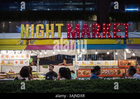 Bangkok, Thaïlande. 26 mars 2025. Un populaire marché de nuit thaïlandais de Street food dans le quartier commerçant de Siam Square, Bangkok, Thaïlande, Asie. Banque D'Images