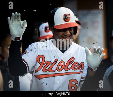 20 juin 2017 : Jonathan Schoop (6 ans), deuxième joueur des Baltimore Orioles, célèbre avec ses coéquipiers après avoir frappé un homerun lors d'un match MLB entre les Indians de Cleveland et les Orioles de Baltimore à Oriole Park à Camden Yards à Baltimore, Maryland. Scott Taetsch/CSM(image de crédit : &copy ; Scott Taetsch/CSM via ZUMA Wire) Banque D'Images