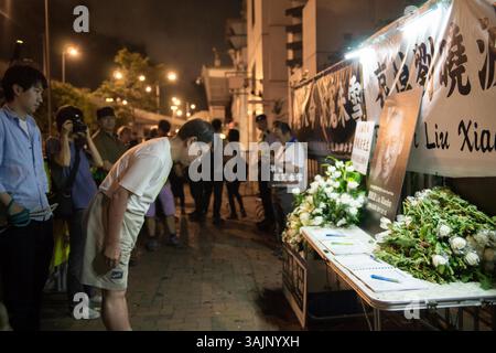 13 juillet 2017 - Hong Kong, Chine - les résidents de Hong Kong accueillent une veillée devant le bureau chinois de liaison de Hong Kong après le décès de Liu Xiaobo, militant des droits de l'homme et lauréat du prix Nobel de la paix. 13 juillet 2017. Liu Xiaobo est emprisonné par les autorités chinoises depuis 2008 pour des accusations portées contre lui pour ''soupçon d'incitation à la subversion du pouvoir de l'État. (Crédit image : © Geovien So via ZUMA Wire) Banque D'Images