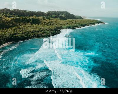 Superbe vue aérienne de l'île de Siargao, aux Philippines, avec des forêts luxuriantes, un littoral accidenté et des vagues turquoises - un paradis idéal pour les aventuriers Banque D'Images