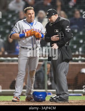 23 juin 2017 : Asdrubal Cabrera (13 ans), l'arrêt court des mets de New York, s'entretient avec Mike Estabrook, arbitre des plaques à domicile, après qu'il se soit battu pour terminer le sommet de la neuvième manche, lors d'un match de baseball de la MLB entre les mets de New York et les Giants de San Francisco le vendredi orange à AT&T Park à San Francisco, en Californie. Valerie Shoaps/CSM(image de crédit : &copy ; Valerie Shoaps/CSM via ZUMA Wire) Banque D'Images