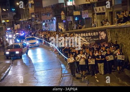 15 juillet 2017 - Hong Kong, Chine - des milliers de personnes assistent à une marche aux chandelles pour le regretté prix Nobel chinois Liu Xiaobo à Hong Kong le 15 juillet 2017. Liu meurt le 13 juillet après une bataille contre le cancer. Liu Xiaobo est emprisonné par les autorités chinoises depuis 2008 pour des accusations portées contre lui pour ''soupçon d'incitation à la subversion du pouvoir de l'État. (Crédit image : © Geovien So via ZUMA Wire) Banque D'Images
