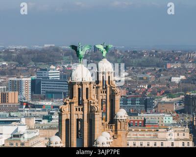 Vue aérienne de Liverpool avec l'emblématique Liver Building Banque D'Images