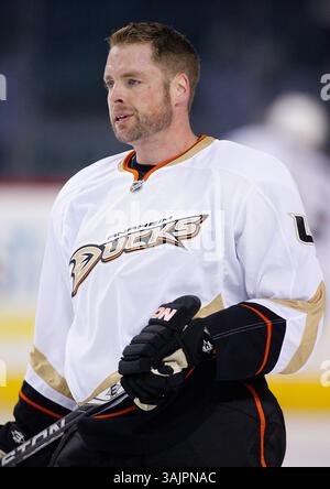 26 mars 2010 - Calgary, Alberta, Canada - photo de profil de joueur de la LNH sur Aaron Ward des Ducks d'Anaheim lors d'un récent match à Calgary. (Crédit image : © Larry MacDougal via ZUMA Wire) Banque D'Images