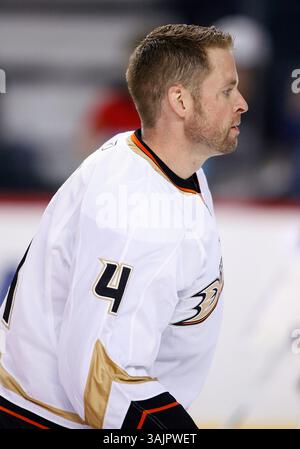 26 mars 2010 - Calgary, Alberta, Canada - photo de profil de joueur de la LNH sur Aaron Ward des Ducks d'Anaheim lors d'un récent match à Calgary. (Crédit image : © Larry MacDougal via ZUMA Wire) Banque D'Images