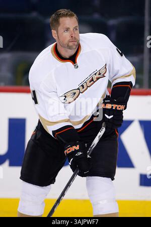 26 mars 2010 - Calgary, Alberta, Canada - photo de profil de joueur de la LNH sur Aaron Ward des Ducks d'Anaheim lors d'un récent match à Calgary. (Crédit image : © Larry MacDougal via ZUMA Wire) Banque D'Images