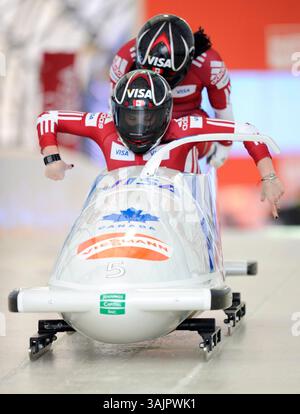 3 déc. 2010 - Calgary, Alberta, Canada - la pilote Helen Upperton et Shelly-Ann Brown, derrière, du Canada, se lancent dans le traîneau Canada 2 pour le départ lors de la Coupe du monde féminine de bobsleigh à Calgary le vendredi 3, . (Crédit image : © Larry MacDougal via ZUMA Wire) Banque D'Images